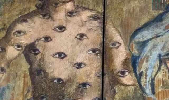 Conversano, linquietante porta dei 100 occhi: Scrutano una suora peccatrice